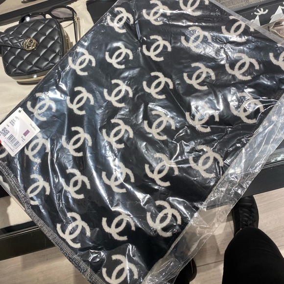 2024/2025 AUTH BNWT Chanel CC Logo Black and White Cashmere Wool Scarf - Picture 5 of 5